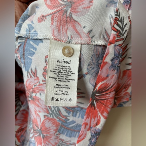 Wilfred Free Aritzia Collared Hibiscus Floral Button Size XS 
Cropped Boxy Fit - Picture 5 of 7